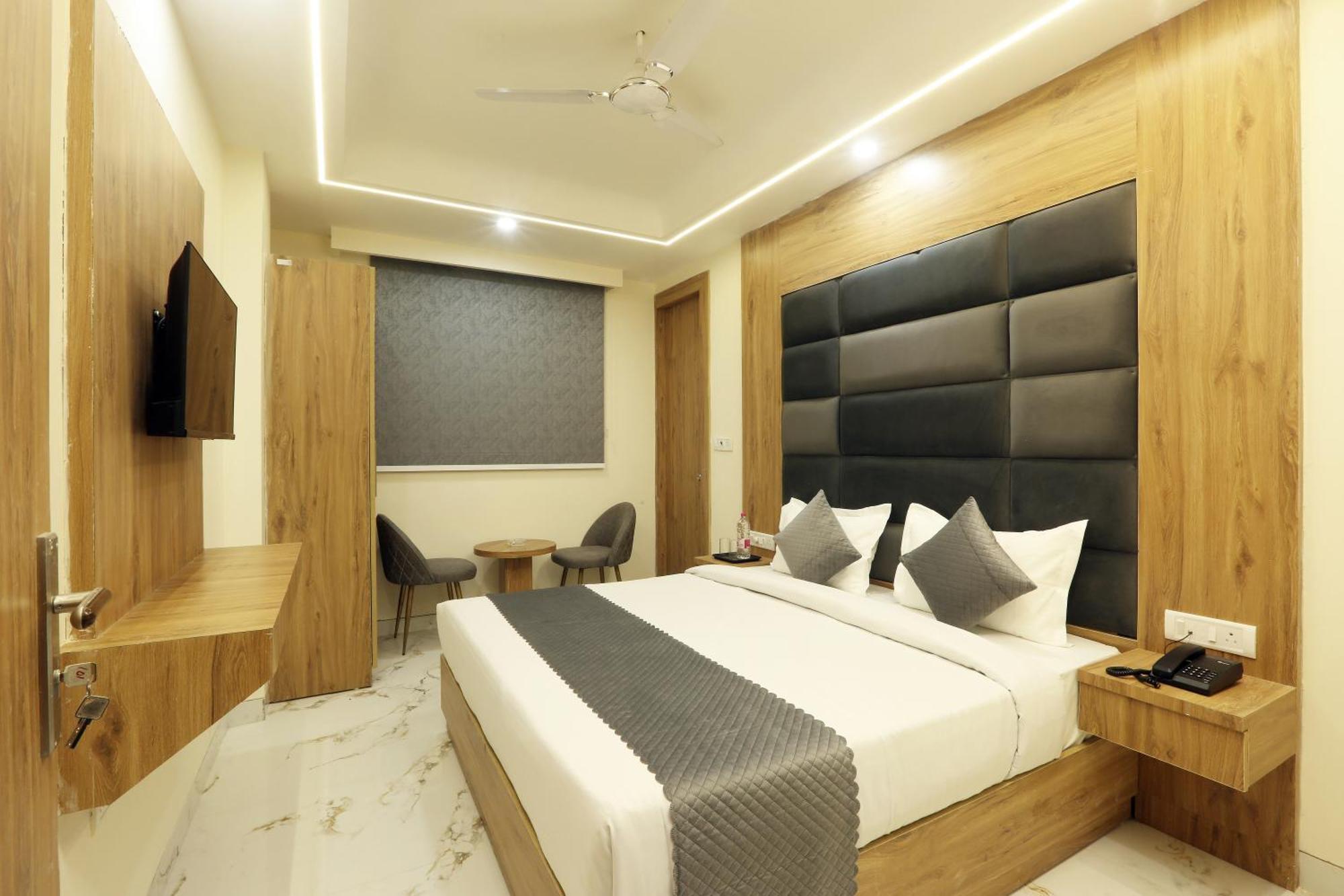 Hotel Luxe Manor Near Delhi Airport 뉴델리 외부 사진