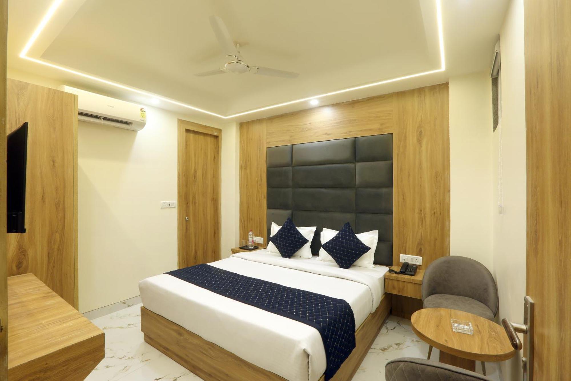 Hotel Luxe Manor Near Delhi Airport 뉴델리 외부 사진