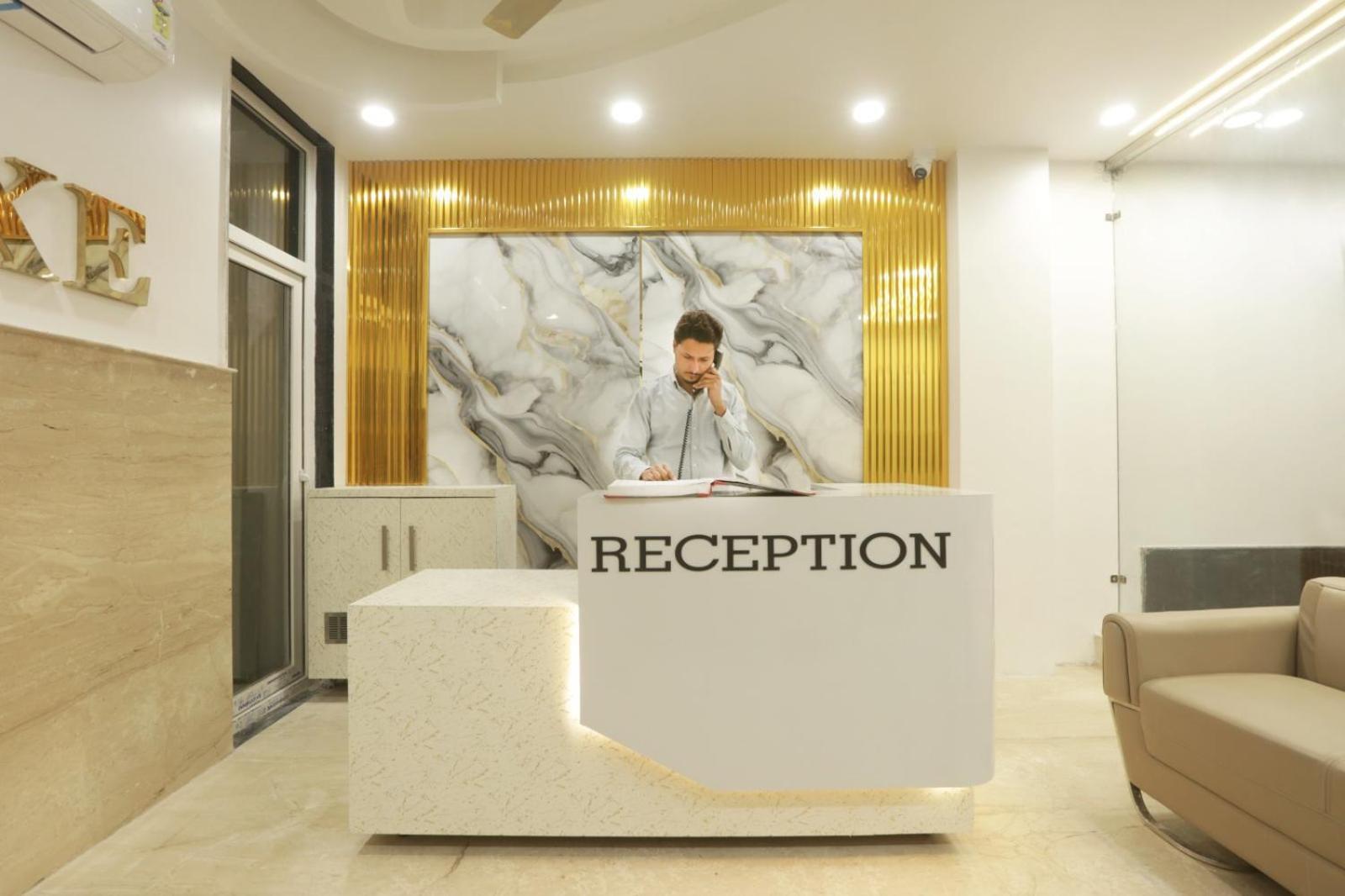 Hotel Luxe Manor Near Delhi Airport 뉴델리 외부 사진