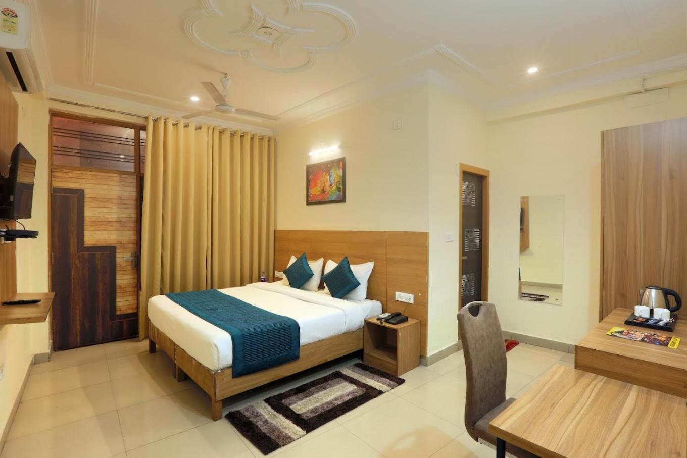 Hotel Luxe Manor Near Delhi Airport 뉴델리 외부 사진
