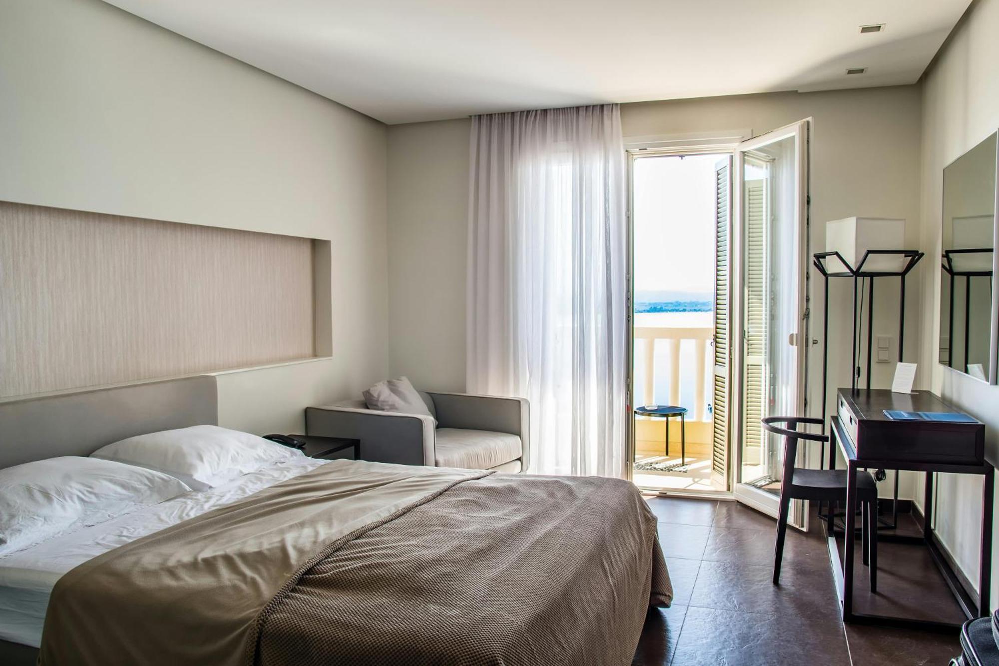 Hotel Luxe Manor Near Delhi Airport 뉴델리 외부 사진