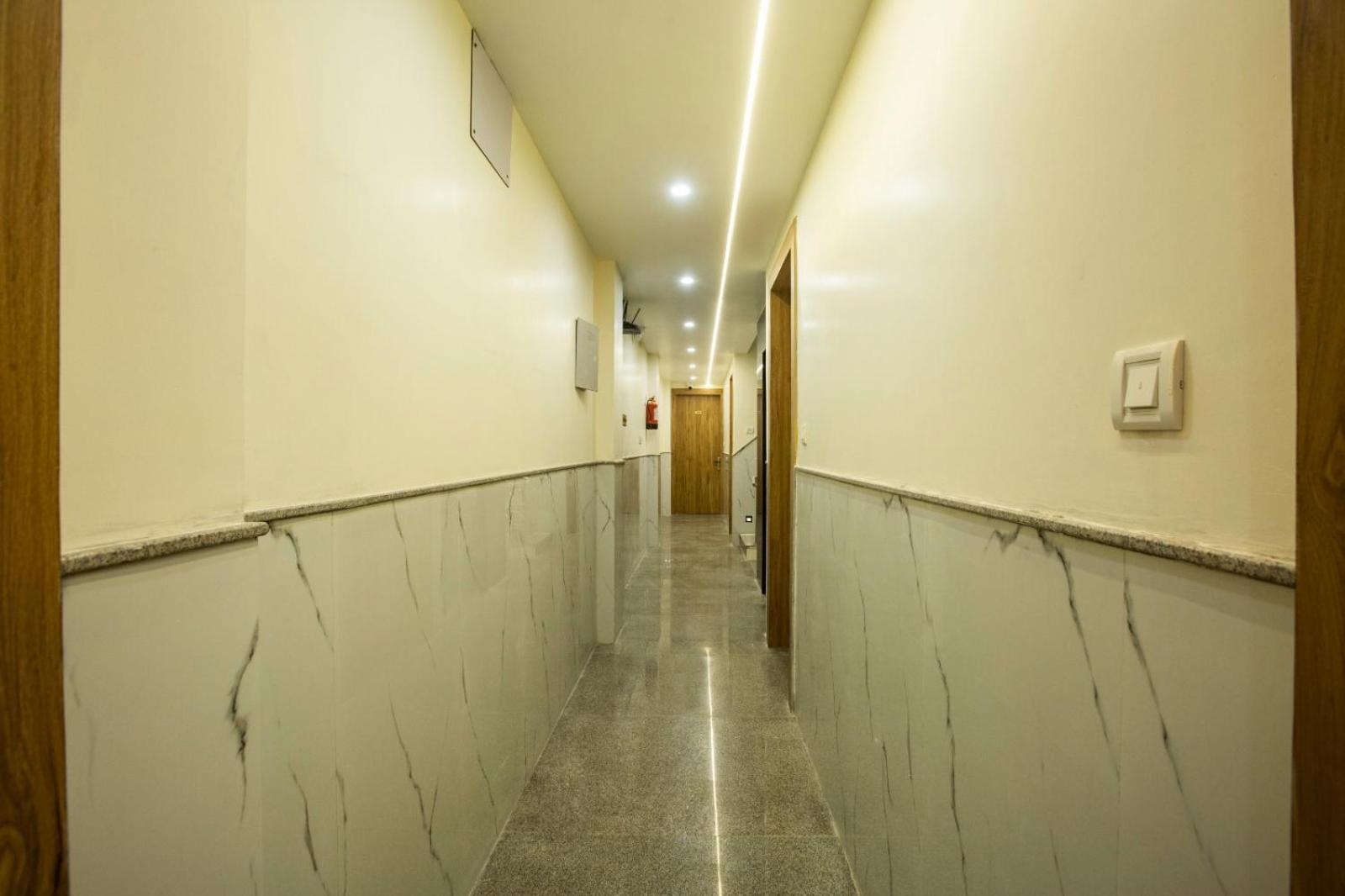 Hotel Luxe Manor Near Delhi Airport 뉴델리 외부 사진