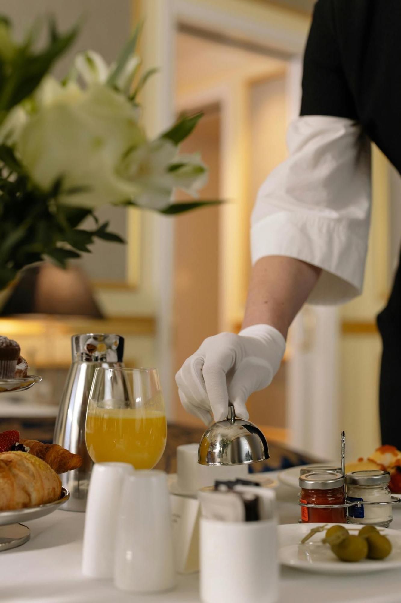 Hotel Luxe Manor Near Delhi Airport 뉴델리 외부 사진