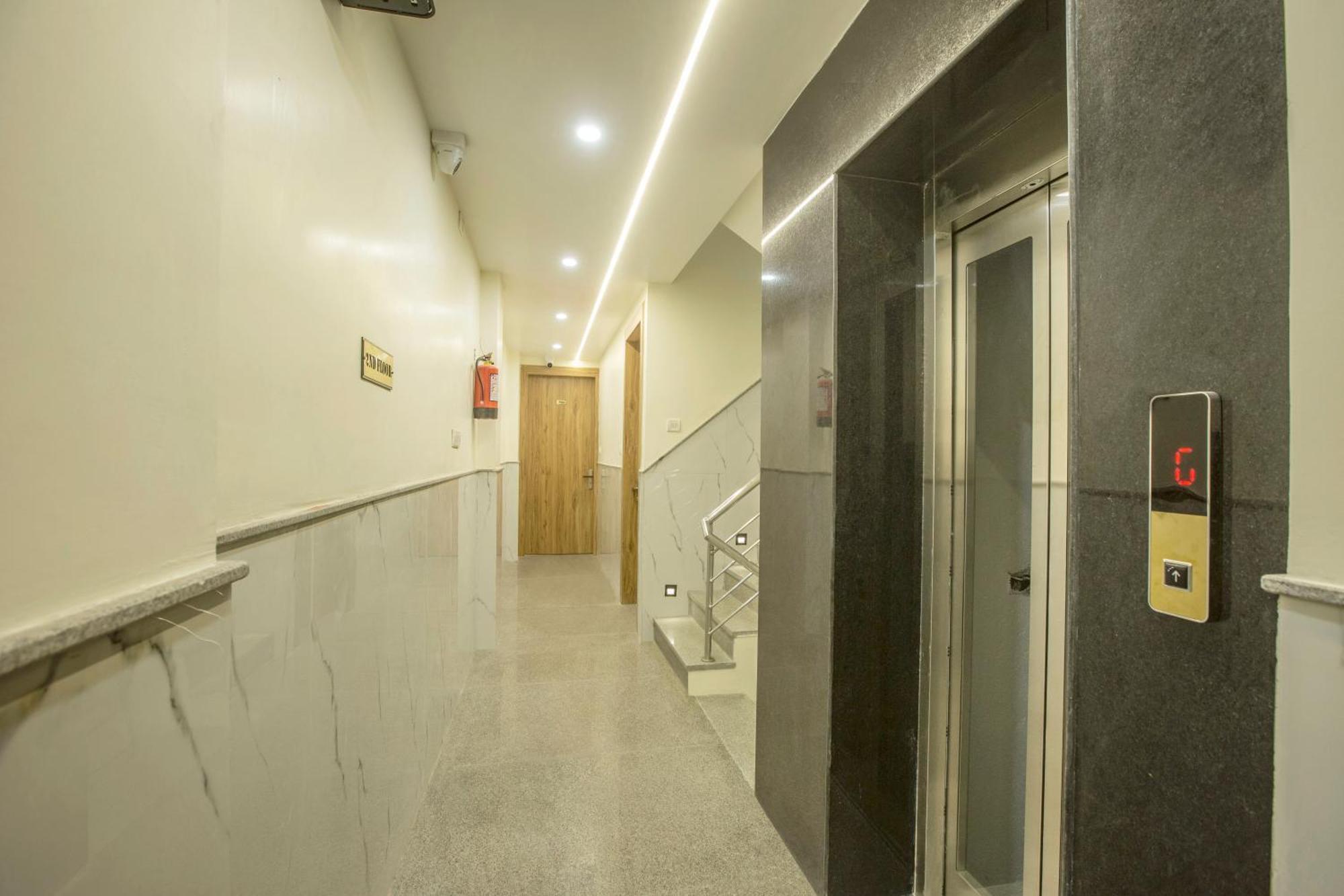 Hotel Luxe Manor Near Delhi Airport 뉴델리 외부 사진