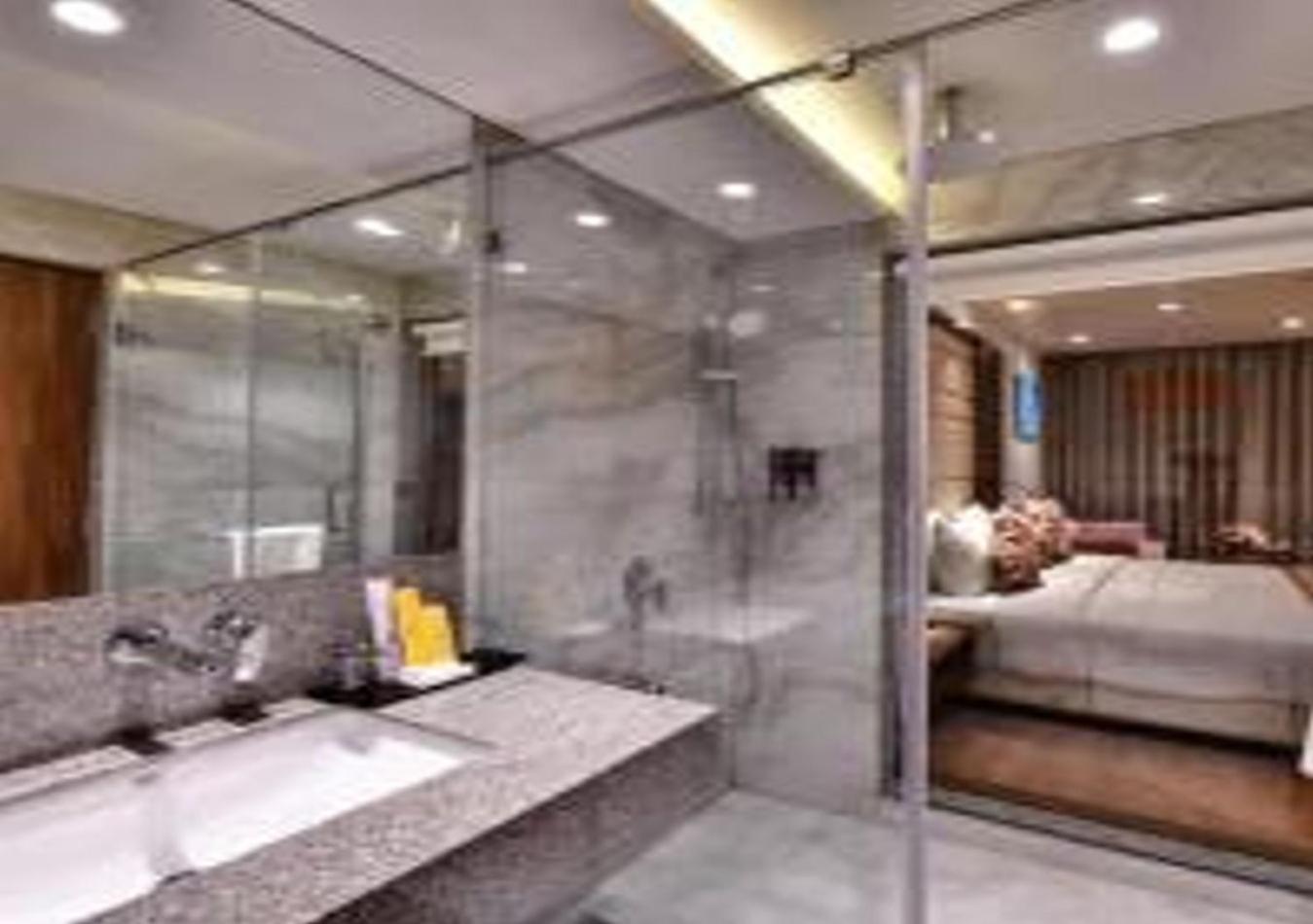 Hotel Luxe Manor Near Delhi Airport 뉴델리 외부 사진